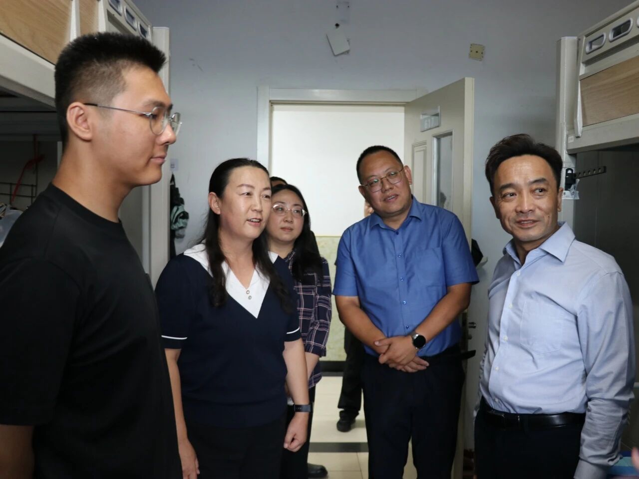 温情入寝暖人心，关怀相伴启新程｜公司领导走访慰问2026级新生宿舍